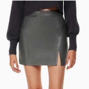 Wilfred 
Vegan Leather Patio Mini Skirt